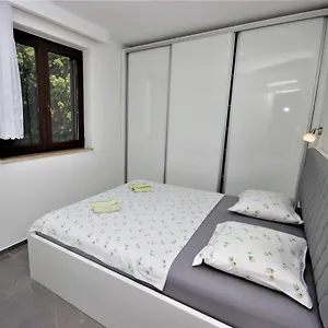 https://apartments-smitran.in-istria.net